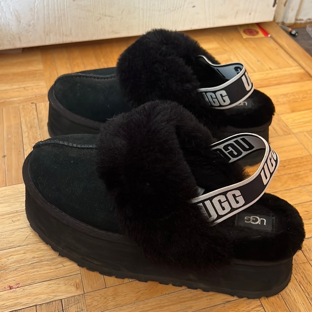 Ugg Women’s Funkette platform Sandler/slides with elastic Ugg strap- very clean!